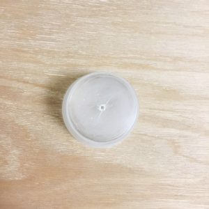 カップにキリで穴をあける