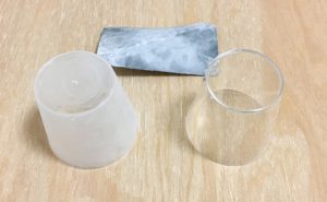 プラスチックカップをやすりがけ